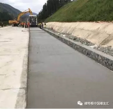 SP 25 一臺機(jī)器即可實現(xiàn)混凝土路面連續(xù)攤鋪作業(yè)，穩(wěn)定的機(jī)器性能及高效的生產(chǎn)率， 保證攤鋪作業(yè)的日產(chǎn)量和施工質(zhì)量